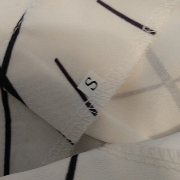 Unbranded white with black lines size small skort. - Picture 8 of 8